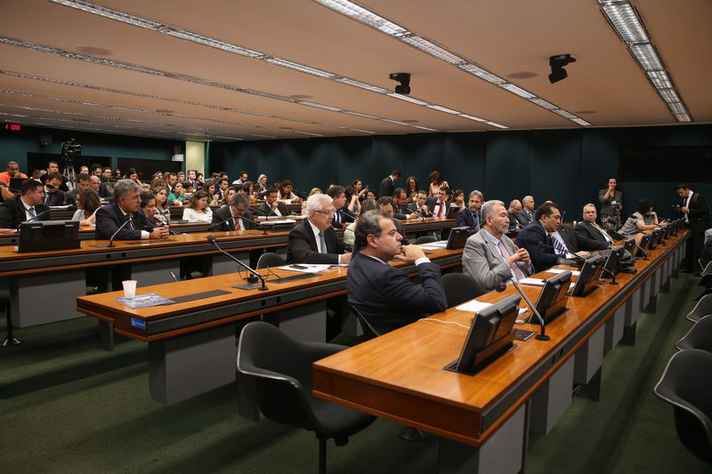 Uma comissão especial também foi criada na Câmara dos Deputados para analisar o projeto de privatização da Eletrobras