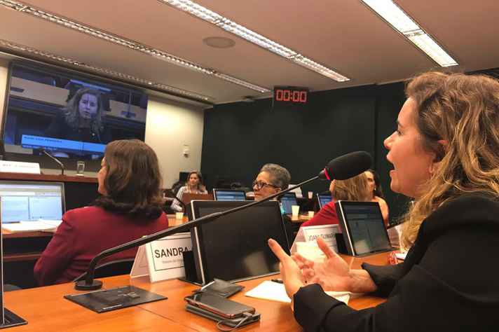 Reitora Sandra Almeida destaca a necessidade da criação de espaços de discussão de políticas para as mulheres, contra discriminação, assédio e violência