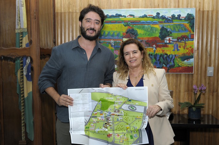 Gabriel Azevedo e Sandra Goulart com o mapa do campus Pampulha