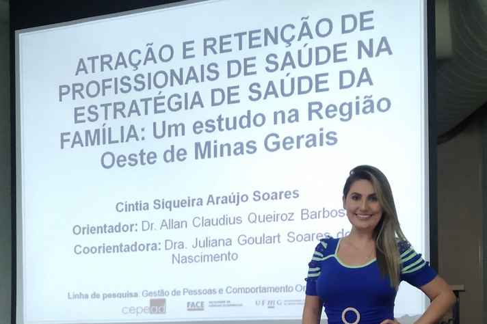 Cíntia Soares durante a defesa da dissertação