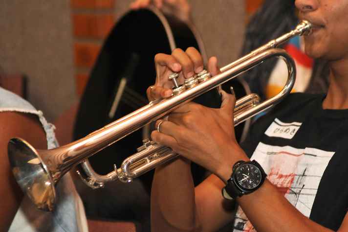 Candidato toca saxofone em prova de habilidades do curso de Música