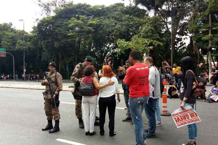 Governador Fernando Pimentel pede abertura de sindicância sobre atuação da PM em manifestação de professores de UMEIs.