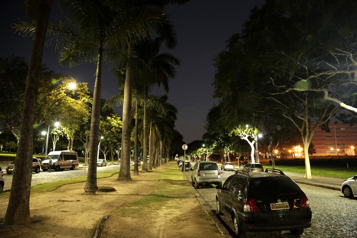 Trecho da Avenida Mendes Pimentel, cujas luminárias já foram substituídas