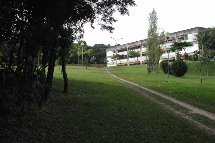 Faculdade de Letras, no campus Pampulha abriga o Póslit