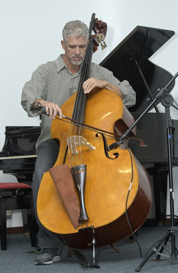 O professor Fausto Borém, da Escola de Música, tocou no contrabaixo acústico 'Valsa declamada', de Francisco Mignone