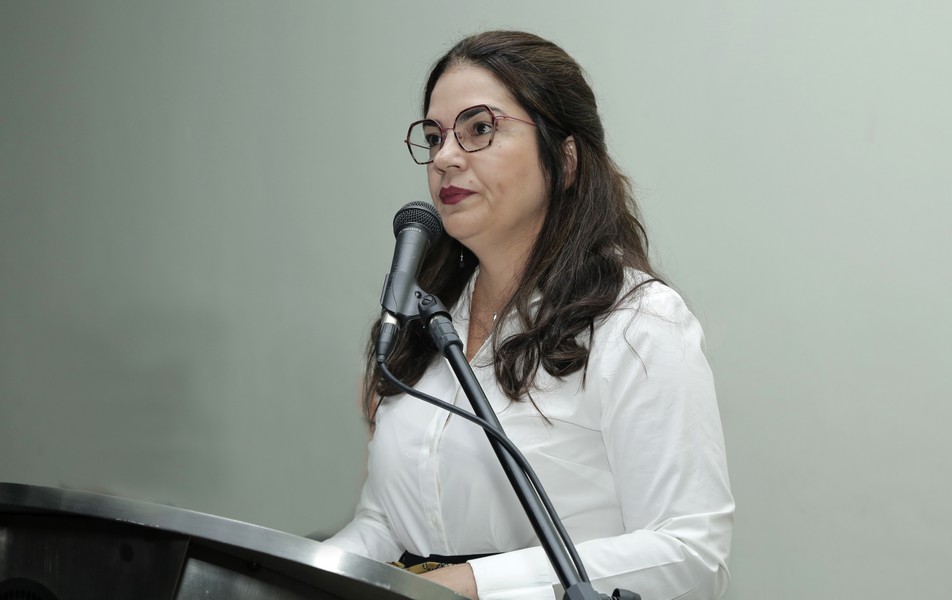 <p>Raquel Conceição Ferreira, professora do&nbsp;Departamento de Odontologia Social e Preventiva, fez uma saudação aos novos gestores</p>