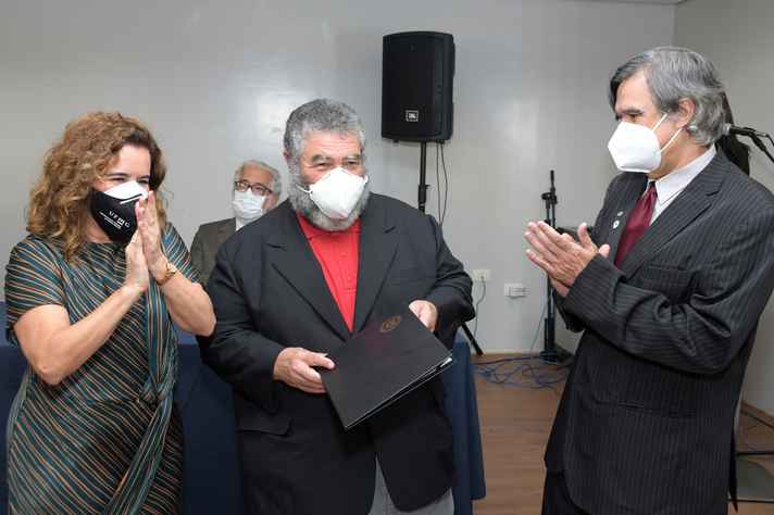 José Osvaldo recebe os cumprimentos da reitora da UFMG e do diretor da Escola de Engenharia