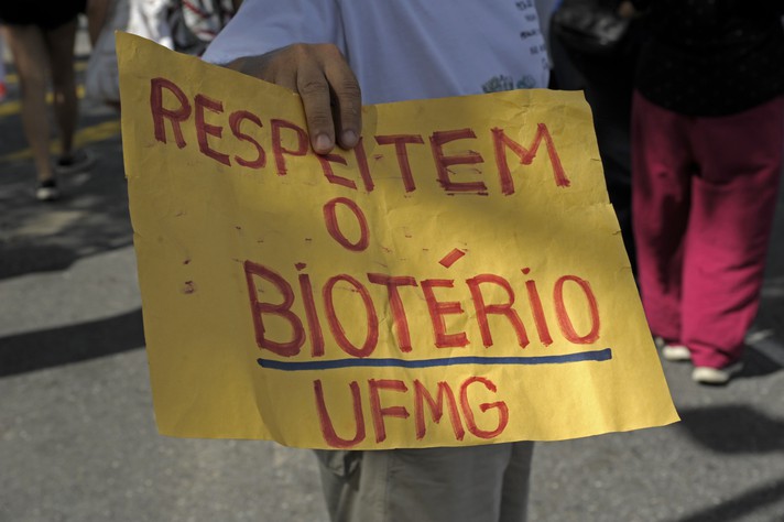 Riscos para os animais do Biotério Central foram lembrados em protesto que reuniu, no último sábado, dia 6, as comunidades da Pampulha e da UFMG