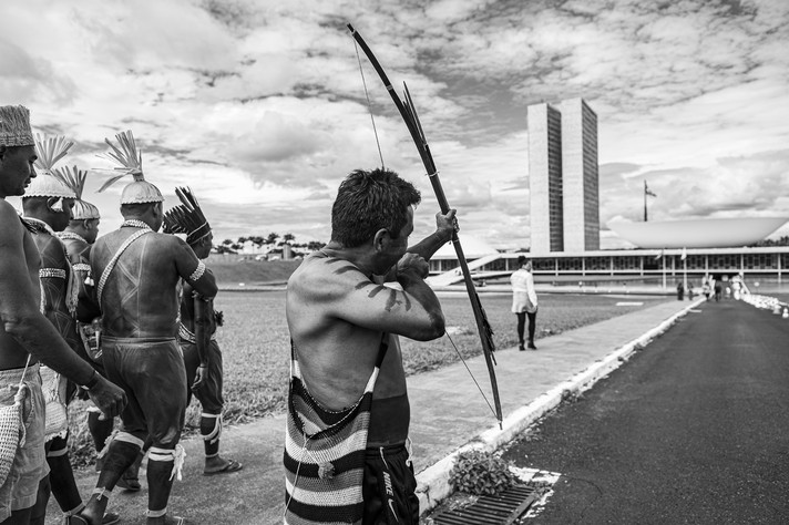 Edgar Kanaykõ Xakriabá aborda manifestações do movimento indígena na exposição 'Marco ancestral'
