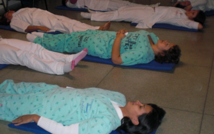 Pacientes em atividade de yoga
