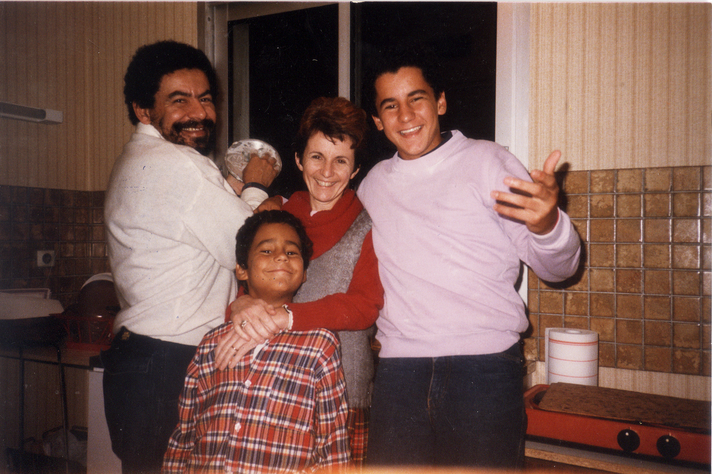 Tomaz Aroldo da Mota Santos durante sua temporada no pós-doutorado em Paris, com a família: a esposa, Yara, e dois de seus filhos, Daniel e Pedro. O terceiro, Ernesto, é o autor da foto
