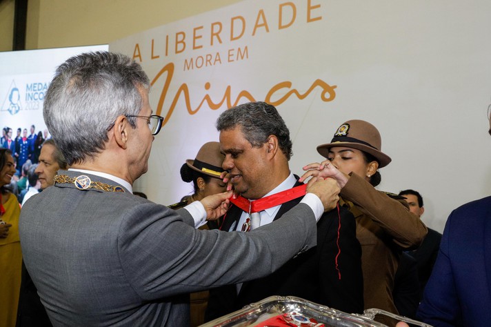 Valmir Caminhas, diretor da Fundep, recebeu a medalha das mãos do governador Romeu Zema