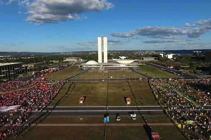 Manifestantes na Esplanada dos Ministérios durante o processo de votação do impeachment de Dilma Rousseff na Câmara dos Deputados