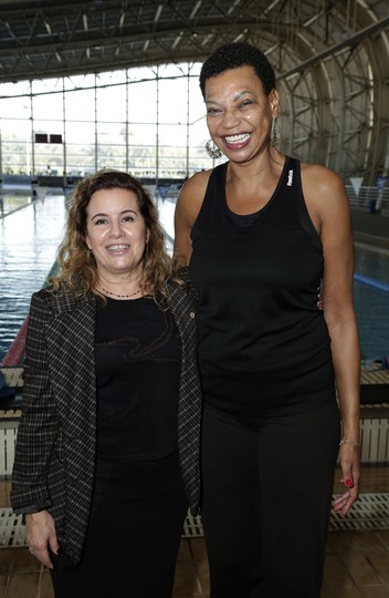 Sandra e Marta, com o Parque Aquático, construído em 2015, ao fundo: investimentos para fazer o esporte avançar