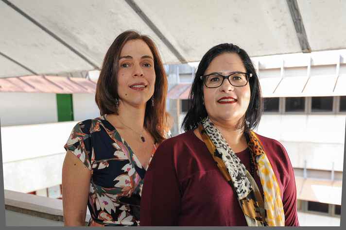 Marisa Carneiro e Ana Larissa Adorno, da Faculdade de Letras: hashtag simboliza a agilidade e a permissidade do ambiente digital