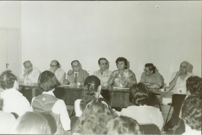 Luiz de Carvalho Bicalho (à direita) em 1983, em evento na Fafich