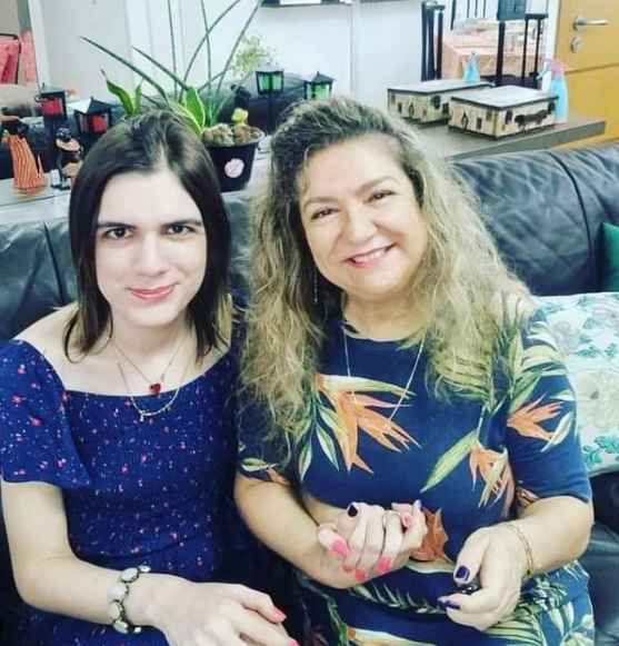 Escritora mantém canal no YouTube sobre o tema com a filha, Sophia Mendonça