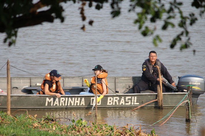 Juliana Calábria e Ana Paula Carvalho coletam amostras da água no rio Paraguai
