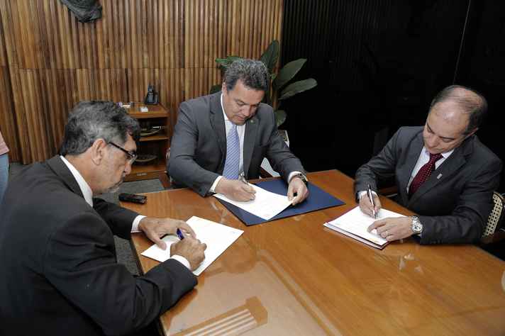 Assinaram o documento Jaime Ramírez (ao centro), Reinaldo Centoducatte, da Ufes (à esquerda), e Marcone Jamilson Freitas Souza, da Ufop