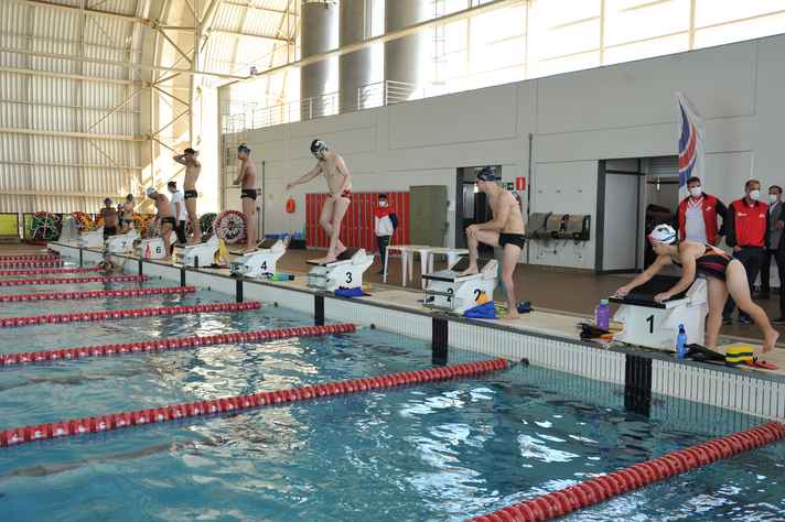 Atletas treinam na piscina olímpica de borda infinita
