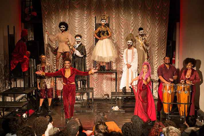 Espetáculo Os negros, em apresentação no Teatro Espanca, no Viaduto Santa Tereza