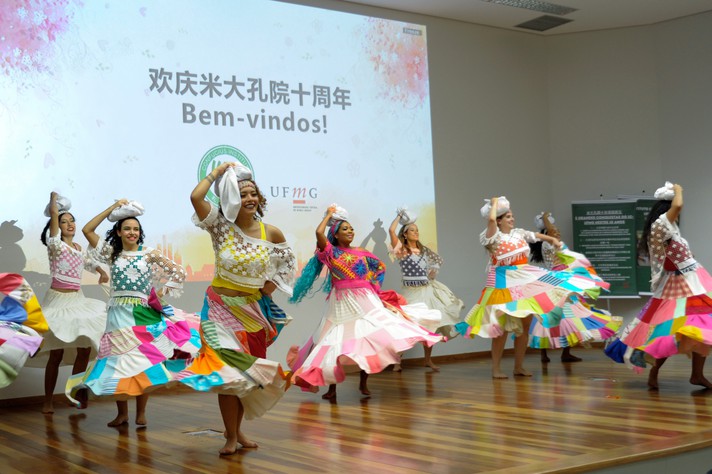 Grupo Sarandeiros dançou ritmos de diversas origens e regiões do Brasil