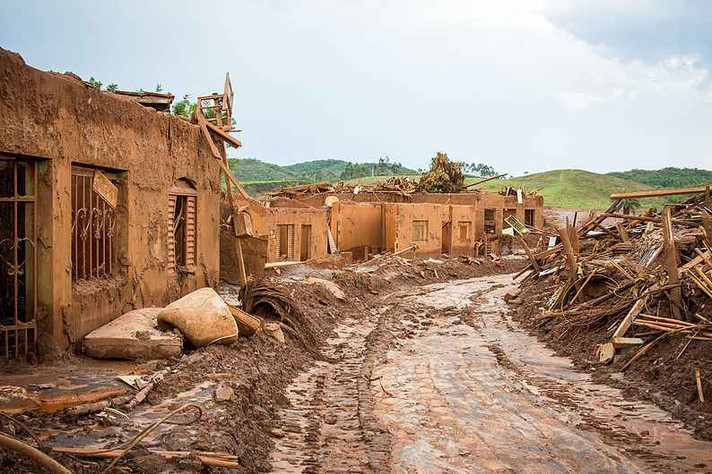 Distrito de Bento Rodrigues, em Mariana, devastado pelo rompimento da barragem da Samarco, em 2015