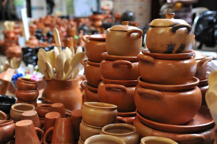 Objetos em cerâmica utilitários e ornamentais são motivos de forte interesse na feira