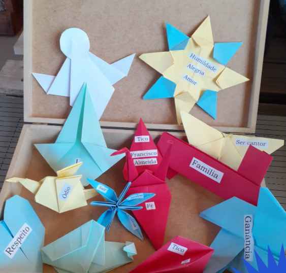 Origamis produzidos pelos jovens foram reunidos em livretos individuais: anseio de liberdade