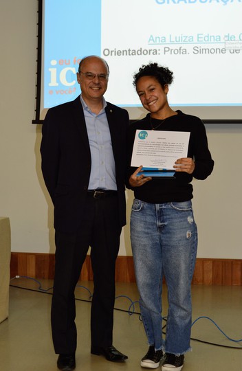 Foto: Cleber Martins | PrPq\UFMG Ana Luiza de Castro recebeu o prêmio do pró-reitor Fernando Reis