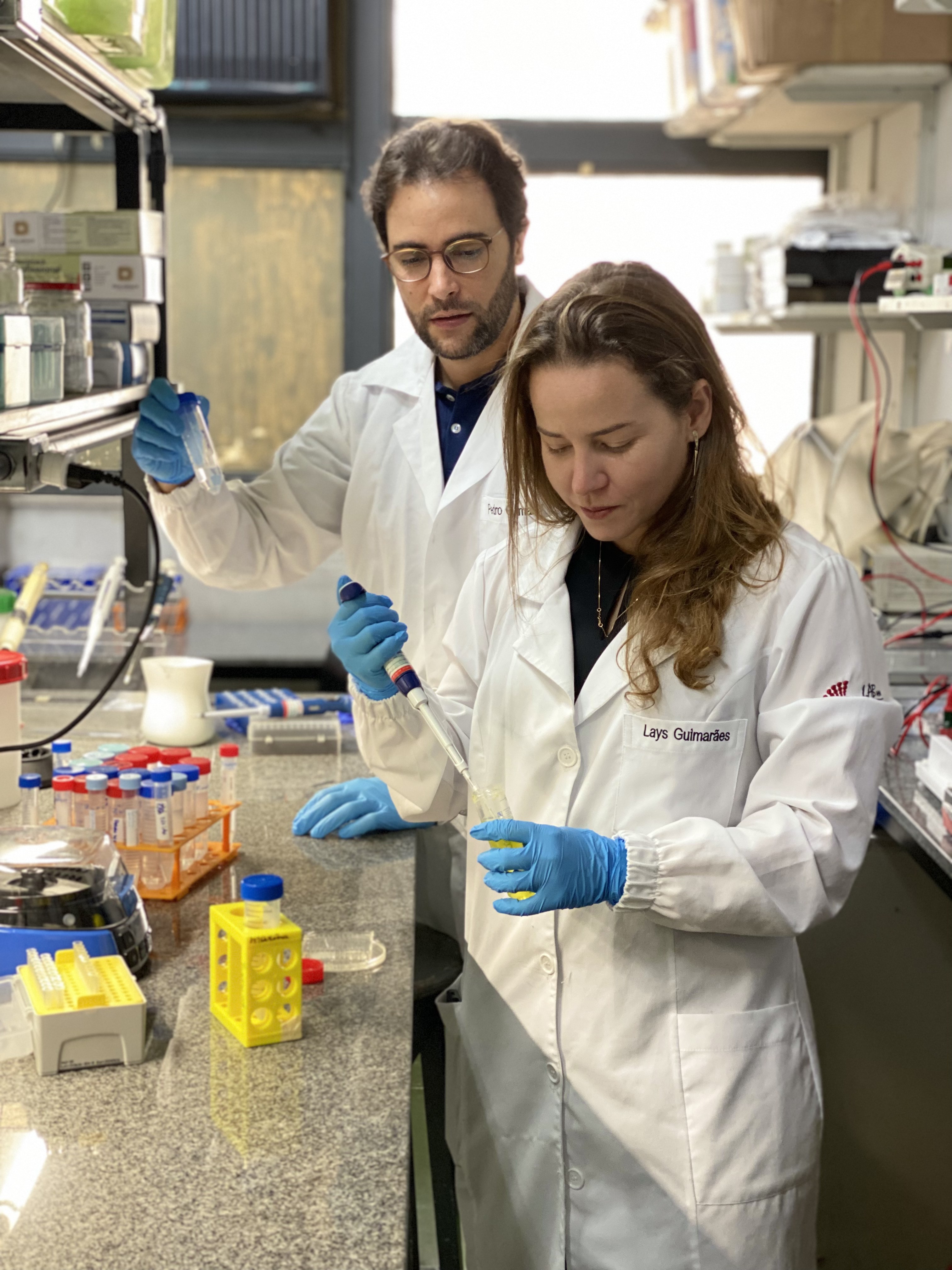 O professor Pedro Pires e a doutoranda Lays realizam testes no laboratório
