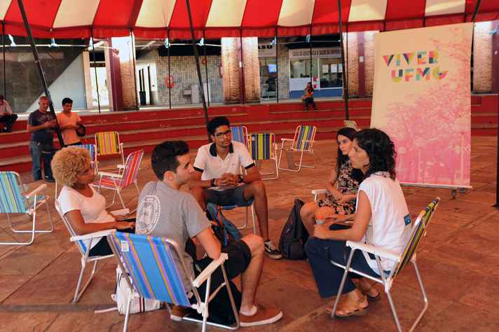 Tenda Viver UFMG, na Praça de Serviços: ambiente de convivência e interação