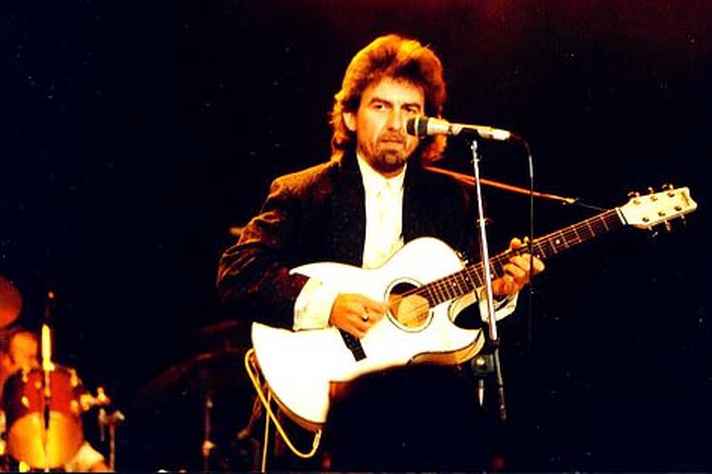 Harrison tocando 'Here comes the sun' em show beneficente, em 1987