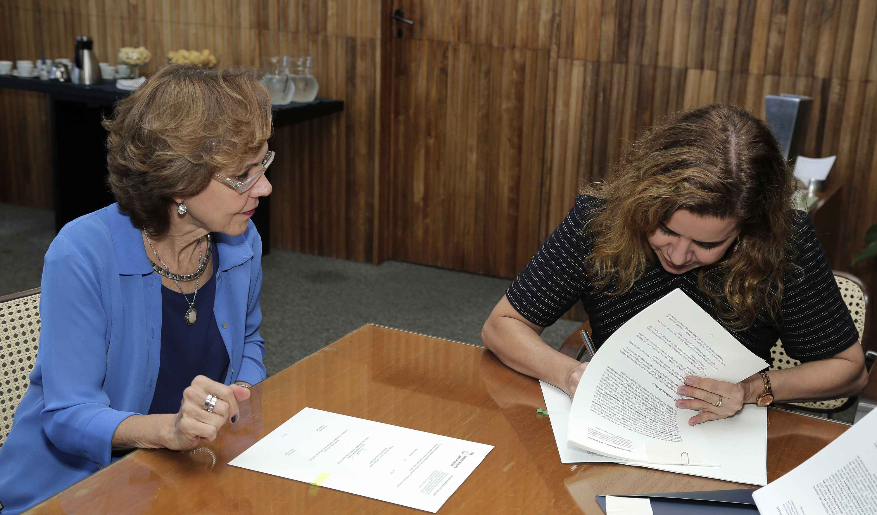 A secretária Ângela Dalben e a reitora Sandra Goulart Almeida formalizaram a parceria
