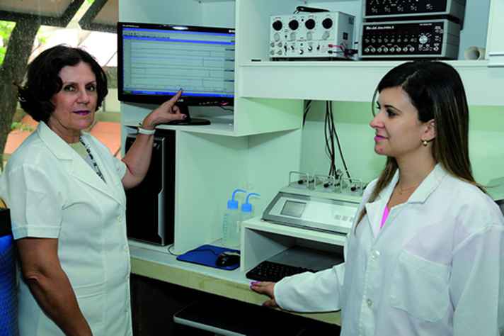 A coordenadora da equipe que sintetizou a substância, professora Maria Elena de Lima (à esquerda), e a pesquisadora Carolina Nunes da Silva