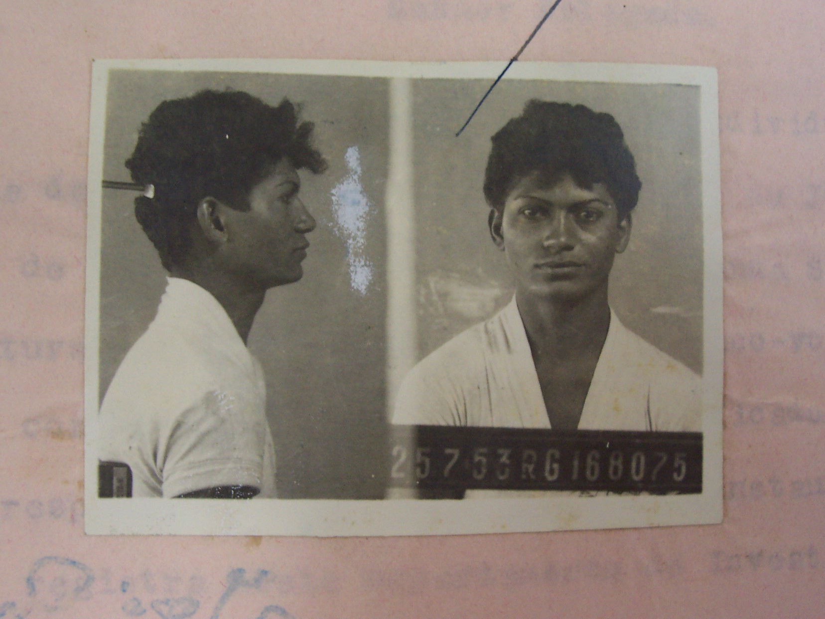 Imagem da primeira identificação criminal de Cintura Fina, reproduzida dos autos judiciais, registrada em 25 de julho de 1953