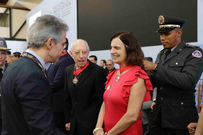 Professora Déborah Malta recebe a medalha do governador Romeu Zema; ao seu lado, o professor Nívio Ziviani, também homenageado com a Grande Medalha