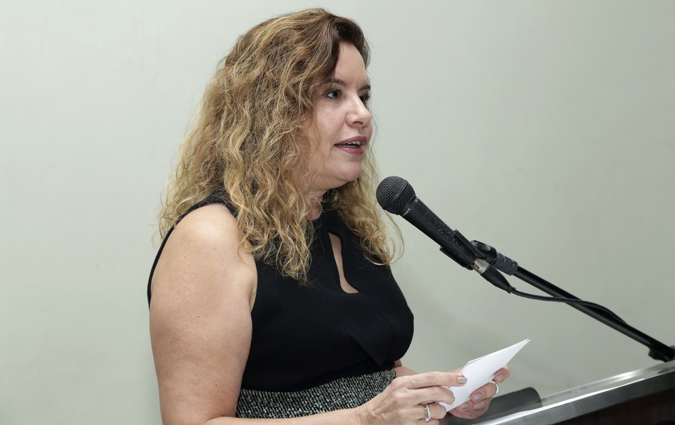 <p>Reitora Sandra Regina Goulart Almeida discursa durante a&nbsp;solenidade</p>