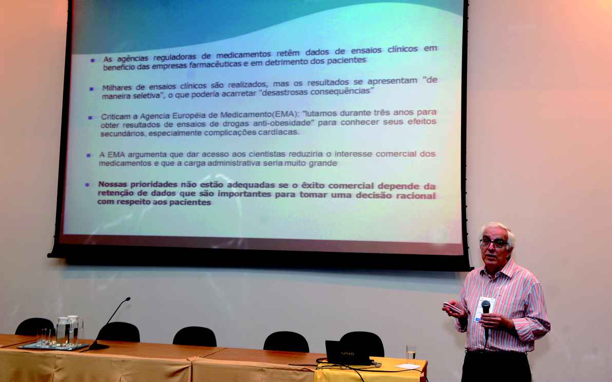 Professor Francisco Acúrcio discorreu, em sua palestra, sobre descobertas científicas e geração de evidências