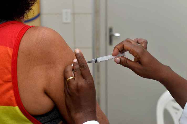 Doses de vacina da gripe seguem disponíveis nos postos para toda a população