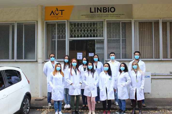 Equipe do Linbio, da Faculdade de Farmácia, um dos laboratórios do Coolabs Covid-19