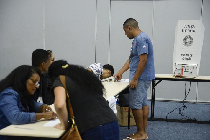Eleitores em seção no Rio de Janeiro, o terceiro maior colégio eleitoral do país