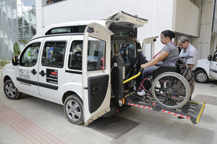 Carro especial para acessibilidade circula no campus Pampulha