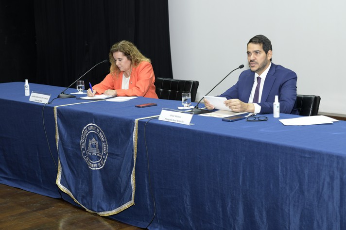 Ao lado da reitora Sandra Goulart, ministro Jorge Messias falou sobre ações de defesa da democracia