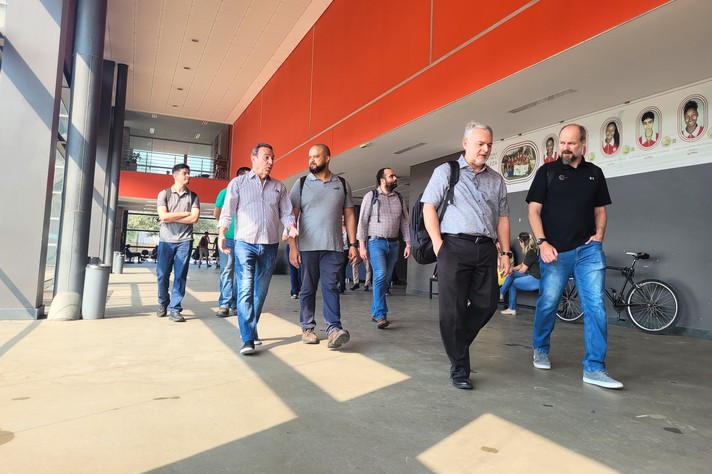 Professor Cardoso (na frente, de camisa cinza), presidente da Comissão Permanente de Gestão Energética Hídrica e Ambiental (CPGEHA) da UFMG, acompanha Rafael Amarante (de preto), gerente de produtos da Fluxo Soluções Integradas, e comitiva da empresa em visita técnica ao CTE