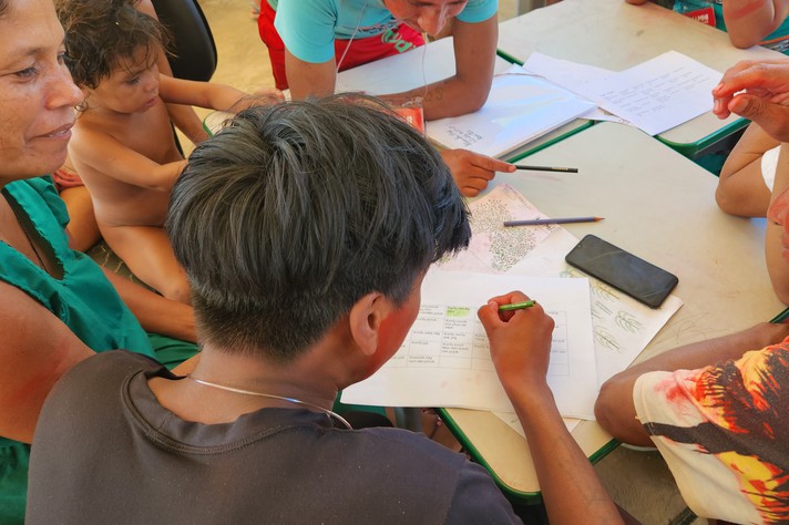 Indígenas de Maxakali testam a conexão via Starlink para estudo e confecção de mapas