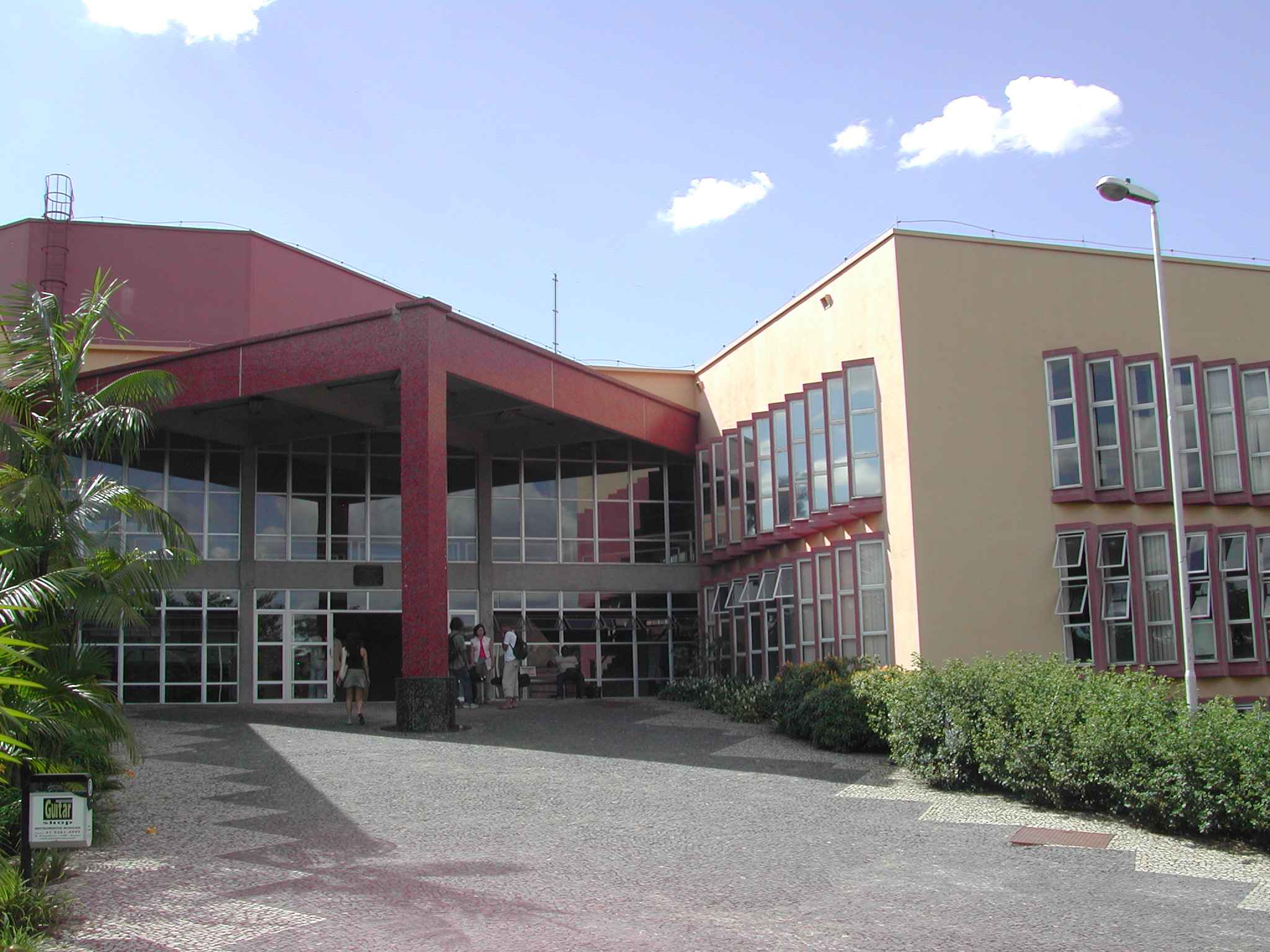 Fachada do prédio da Escola de Música, no campus Pampulha