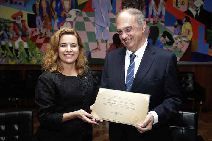 Reitora Sandra Goulart Almeida confere a Cançado Trindade título concedido pelo Conselho Universitário