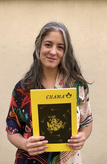 Revista Chama foi criada pela jornalista e pesquisadora Flávia Denise em 2016, com vistas a abrir espaço para novos autores locais e promover a circulação de textos no formato impresso em Belo Horizonte