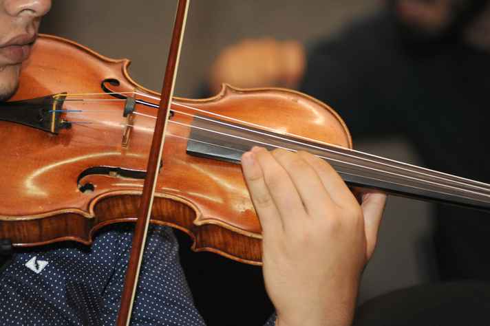 Prática de violino é uma das opções do curso de Instrumento e canto, cujas inscrições estão abertas até 9 de março